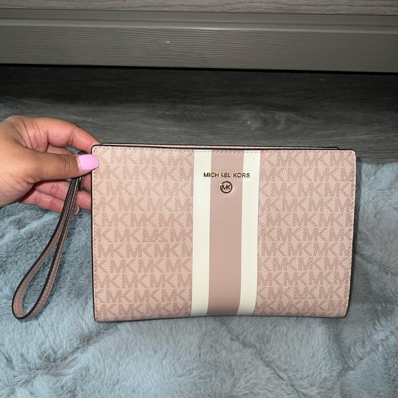 Michael Kors Pink wristlet - Picture 2 of 4
